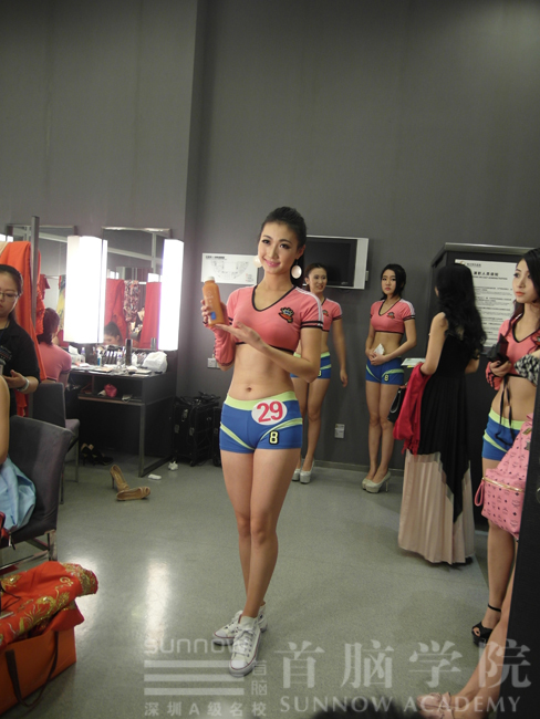 大賽前佳麗們?cè)诨瘖y間練習(xí)