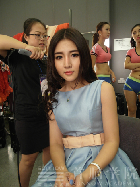 大賽前佳麗們?cè)诨瘖y間練習(xí)