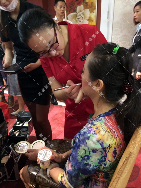段麗老師為夫人化妝