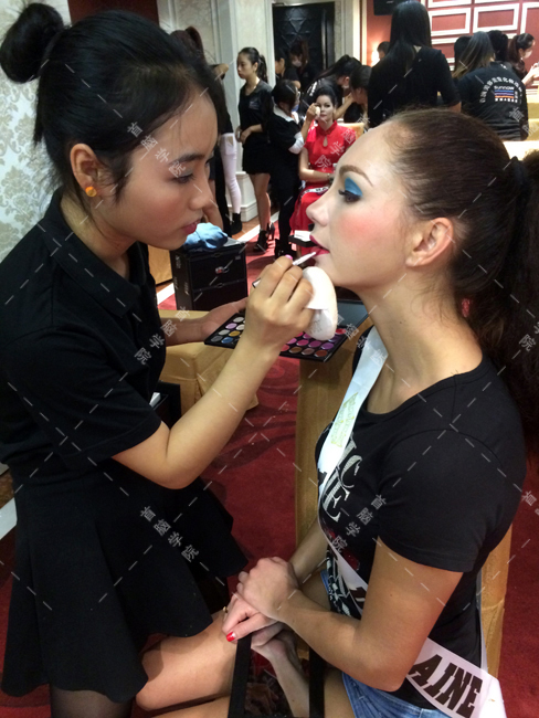 首腦化妝師為模特化妝