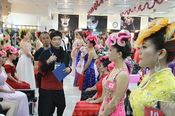 評委為模特晚宴造型評分