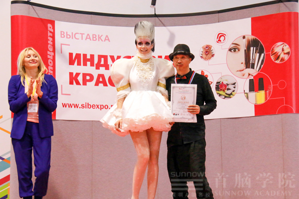 伍老師深受觀眾喜愛