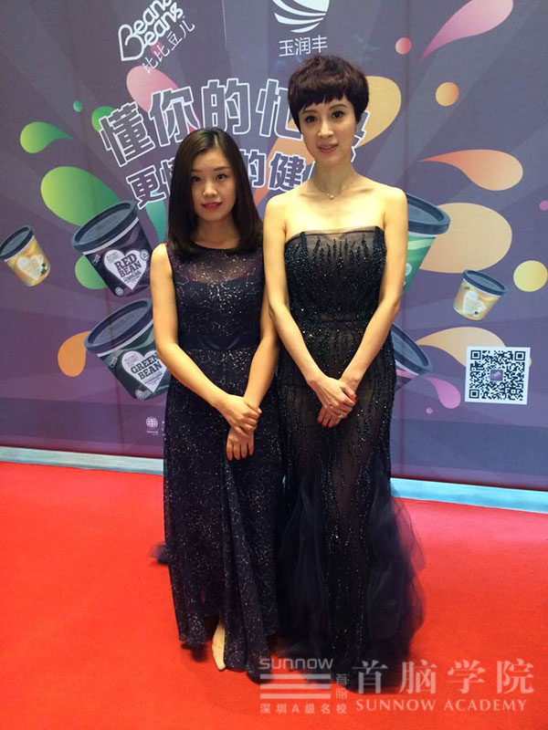 首腦學(xué)院楊老師和影視星金巧巧合影