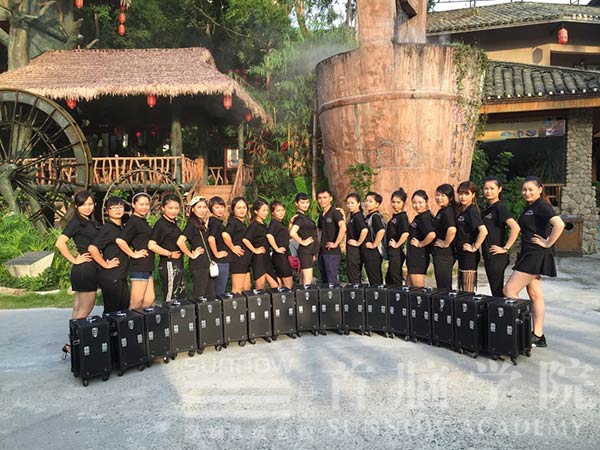 首腦學(xué)院龍華校區(qū)為環(huán)球生態(tài)旅游小姐新聞發(fā)布會(huì)化妝造型