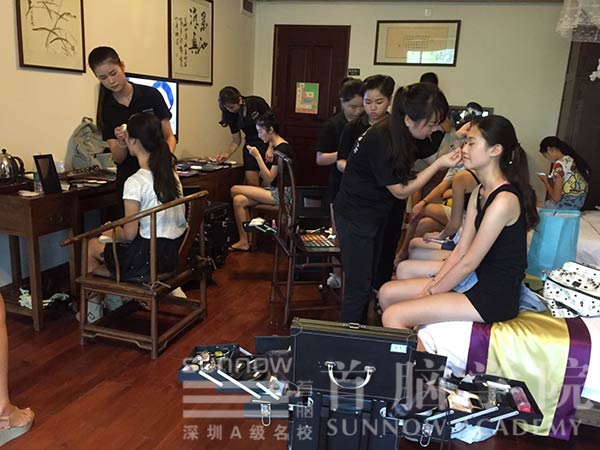 首腦學(xué)院龍華校區(qū)為環(huán)球生態(tài)旅游小姐新聞發(fā)布會(huì)化妝造型