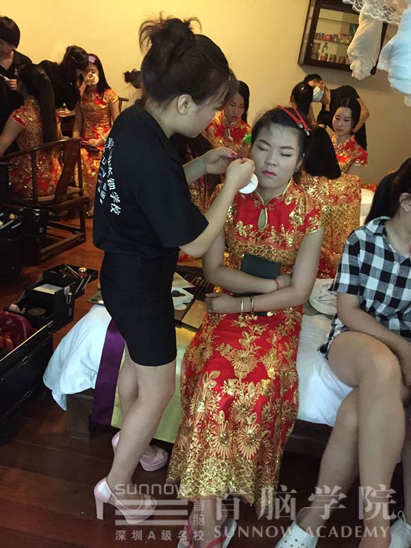 首腦學(xué)院龍華校區(qū)為環(huán)球生態(tài)旅游小姐新聞發(fā)布會(huì)化妝造型