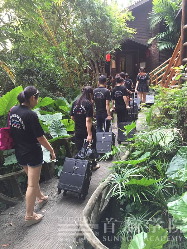 首腦學(xué)院龍華校區(qū)為環(huán)球生態(tài)旅游小姐新聞發(fā)布會(huì)化妝造型