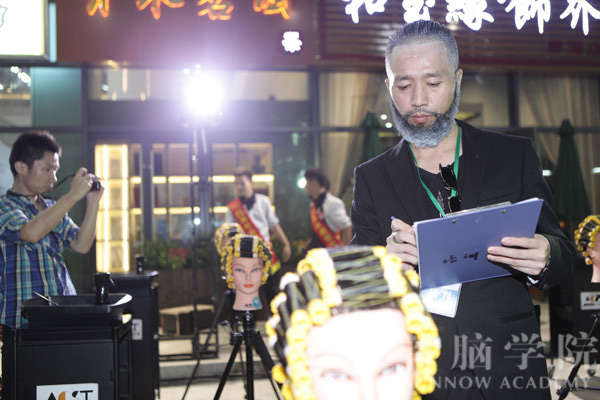 伍老師對發(fā)型助理標準杠評分