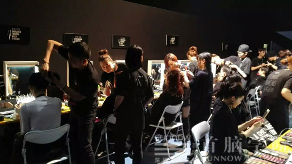 首腦學(xué)院化妝造型團隊為時裝周模特兒化妝