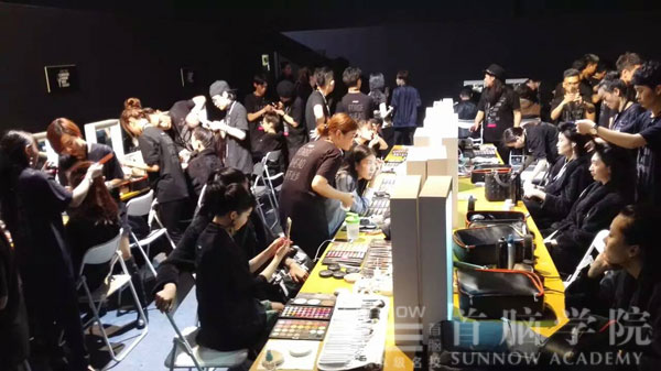 首腦學(xué)院化妝造型團隊為模特兒化妝