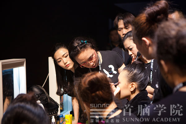 首腦學(xué)院老師為時裝周模特兒化妝造型