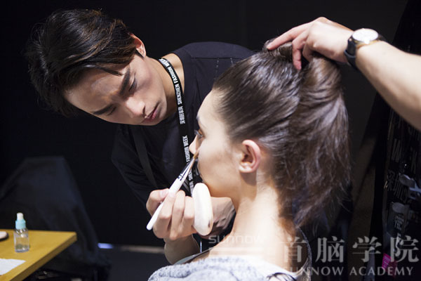 首腦學(xué)院老師為模特兒化妝造型