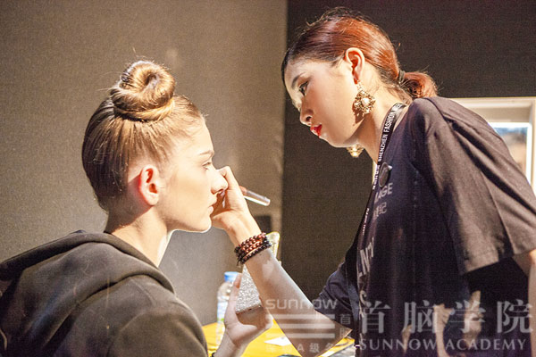 首腦學(xué)院老師為時裝周模特兒化妝造型