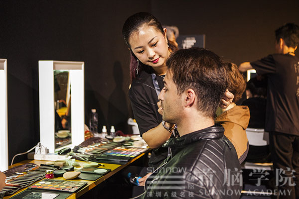 首腦學(xué)院老師為時裝周模特兒化妝造型