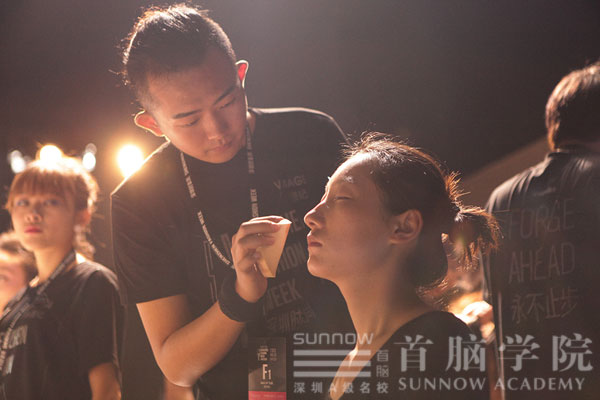 首腦學(xué)院老師為時裝周模特兒化妝造型