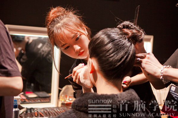 首腦學(xué)院老師為時裝周模特兒化妝造型