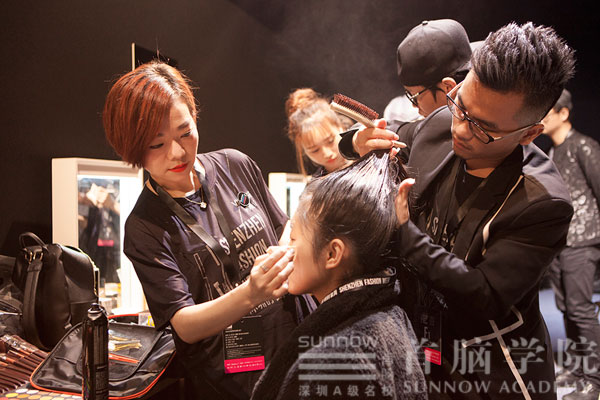 首腦學(xué)院老師為時裝周模特兒化妝造型