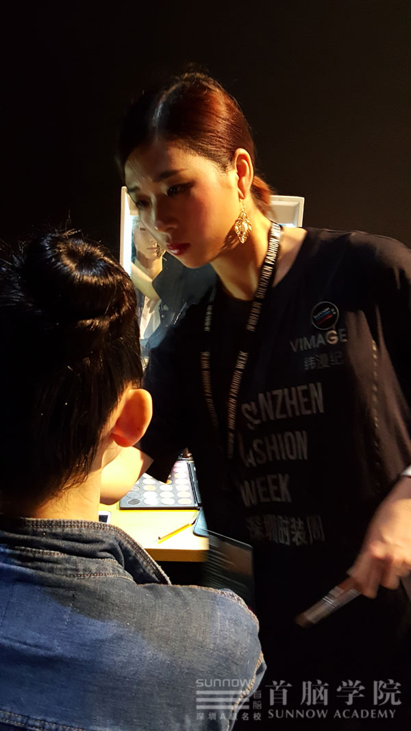 首腦學(xué)院老師為時裝周模特兒化妝造型