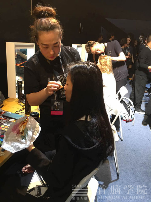 首腦學(xué)院老師為時裝周模特兒化妝造型