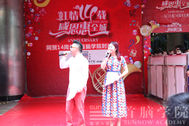 主持人伍學廣老師和美女主持人甘