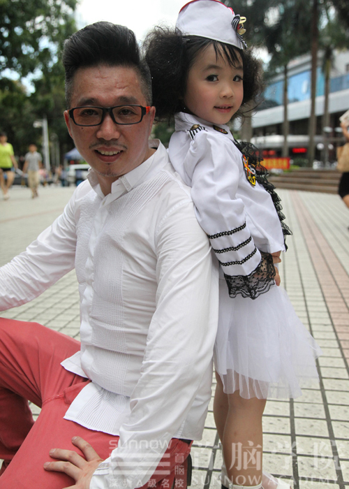 伍學廣老師與小童星合影