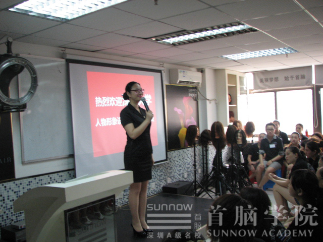 段麗老師為同學們引薦周奇新教授