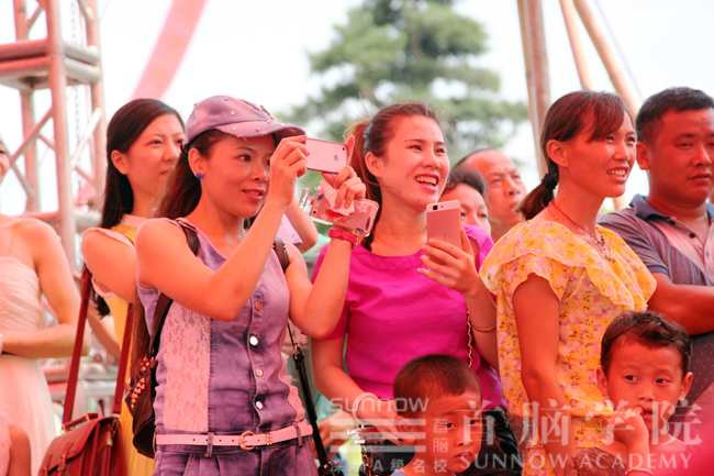 臺(tái)下觀眾們