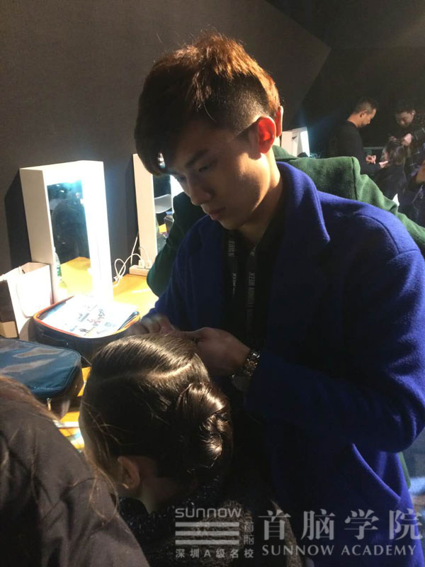 首腦學(xué)院老師為模特化妝