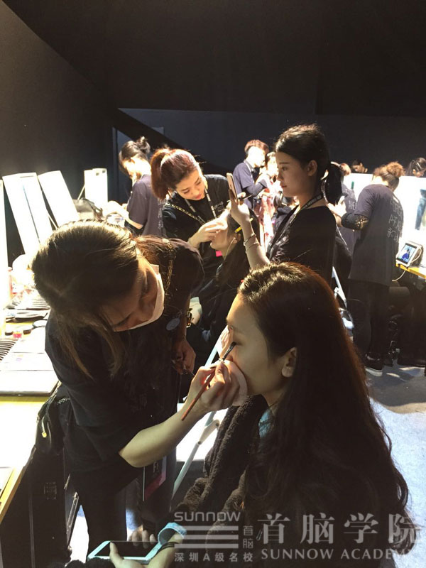 首腦學(xué)院老師為模特化妝造型