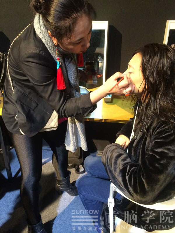 首腦學(xué)院老師為模特化妝