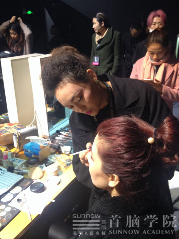 首腦學(xué)院老師為模特化妝