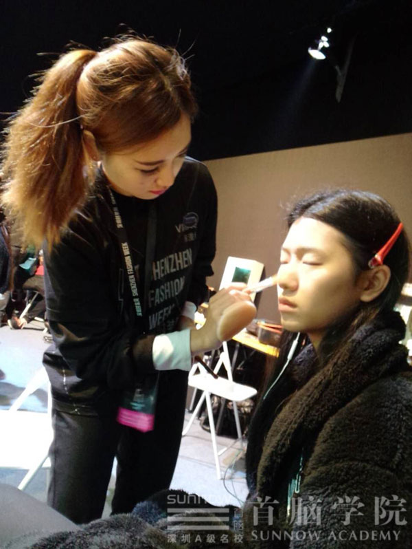 首腦學(xué)院老師為模特化妝造型
