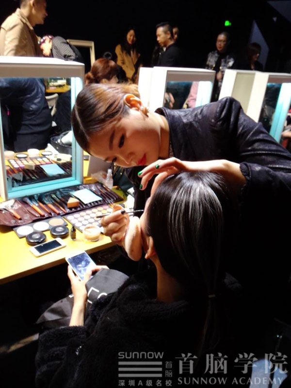 首腦學(xué)院老師為模特化妝