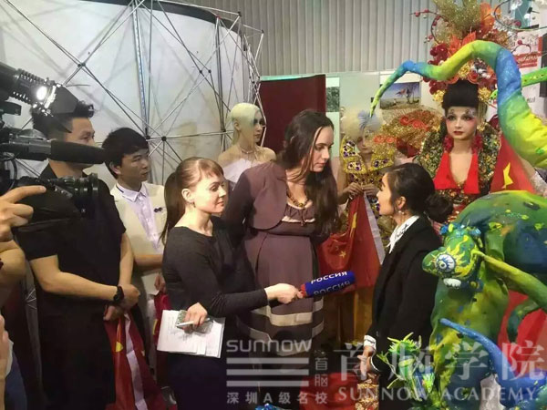 俄羅斯比賽現(xiàn)場(chǎng)王英老師獲獎(jiǎng)受采訪