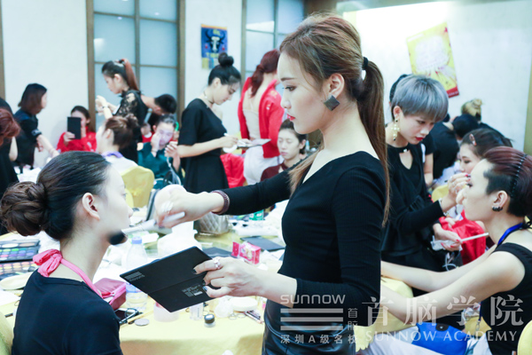 首腦化妝學(xué)?；瘖y師為世界模特小姐化妝