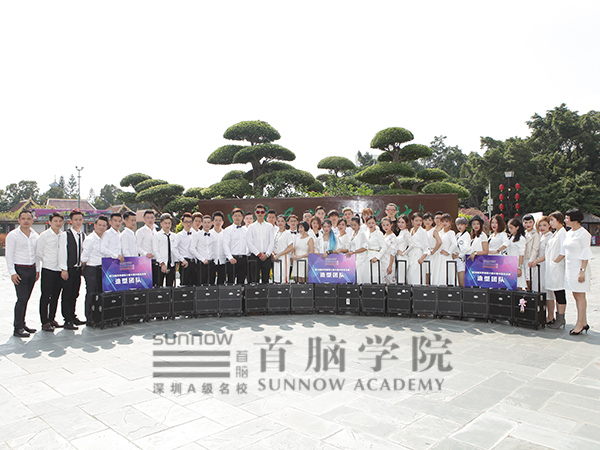 化妝造型培訓學校首腦造型師團隊妝點世模盛會