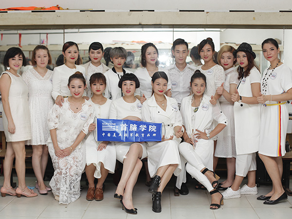 化妝造型培訓學校首腦造型師團隊妝點世模盛會