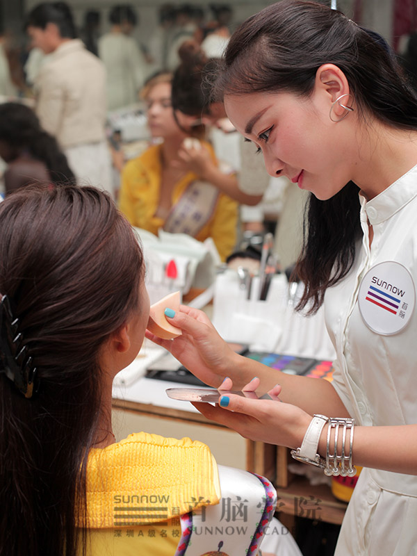 化妝造型培訓學校首腦造型師團隊妝點世模盛會