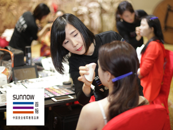 首腦化妝學校為2016環(huán)宇夫人大賽選手化妝造型