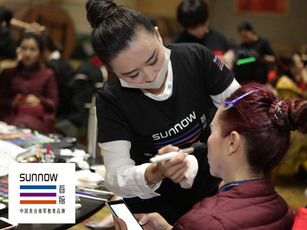 首腦化妝學校為2016環(huán)宇夫人大賽選手化妝造型