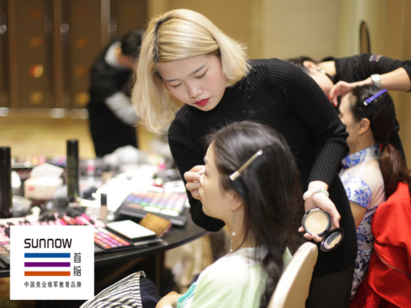 首腦化妝學校為2016環(huán)宇夫人大賽選手化妝造型