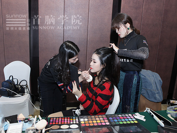 首腦學院全程贊助環(huán)球旅游文化大使總決賽