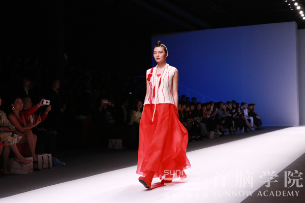 2017深圳時裝周首腦學(xué)院“妝”出時尚新潮流