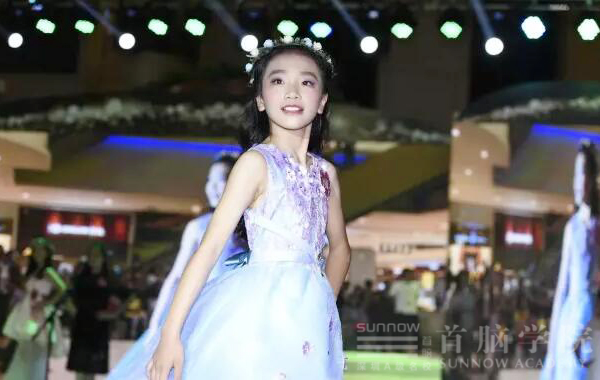 首腦化妝造型團(tuán)隊(duì)助力偶像星方向國(guó)際少兒模特電視盛典