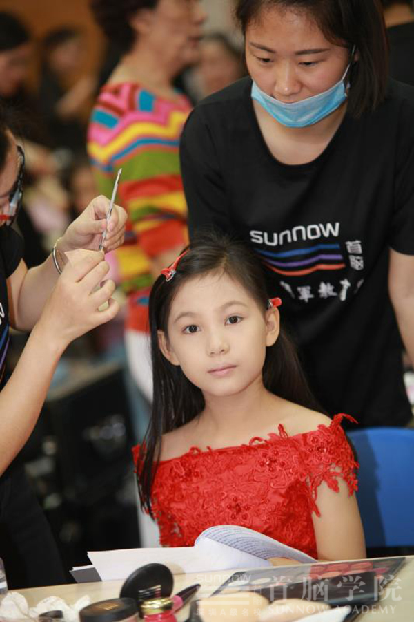 首腦化妝造型團(tuán)隊(duì)助力偶像星方向國(guó)際少兒模特電視盛典