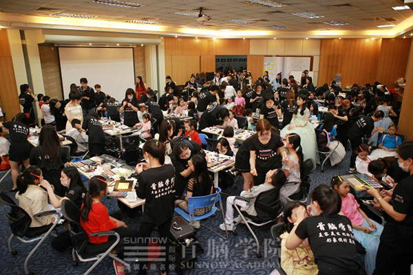 首腦化妝造型團(tuán)隊(duì)助力偶像星方向國(guó)際少兒模特電視盛典