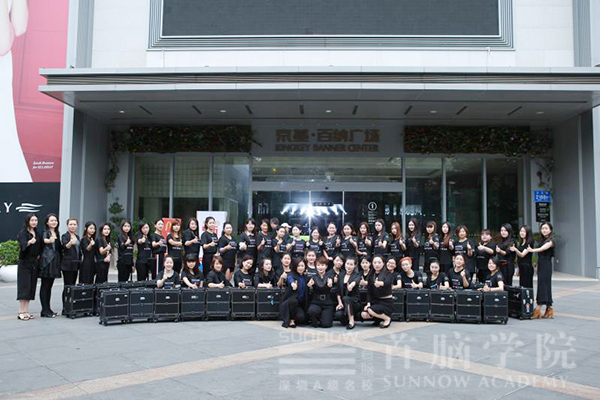 首腦化妝造型團(tuán)隊(duì)助力偶像星方向國(guó)際少兒模特電視盛典