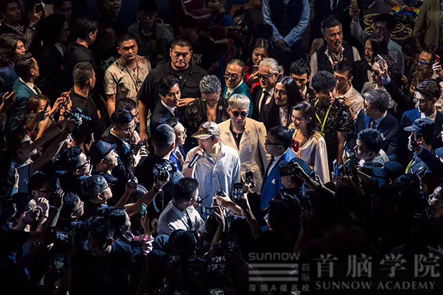 首腦強(qiáng)勢(shì)助陣“百男大秀” 巔峰時(shí)尚的夜宴