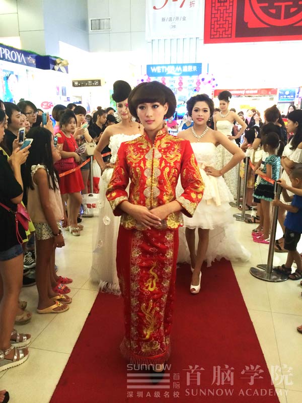 七夕獻(xiàn)禮—龍華校區(qū)攜手天虹舉辦大型時(shí)尚婚紗秀