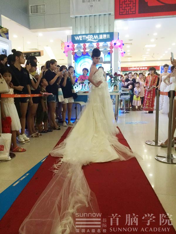 七夕獻(xiàn)禮—龍華校區(qū)攜手天虹舉辦大型時(shí)尚婚紗秀